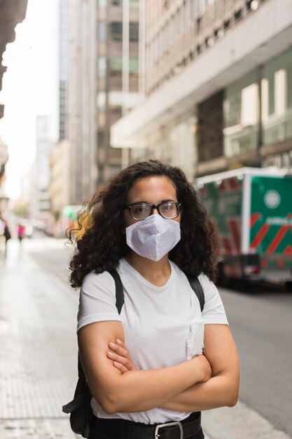 Giovane donna che indossa una maschera medica