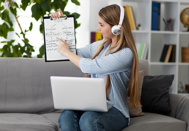 Giovane donna che insegna ai bambini in classe di inglese online