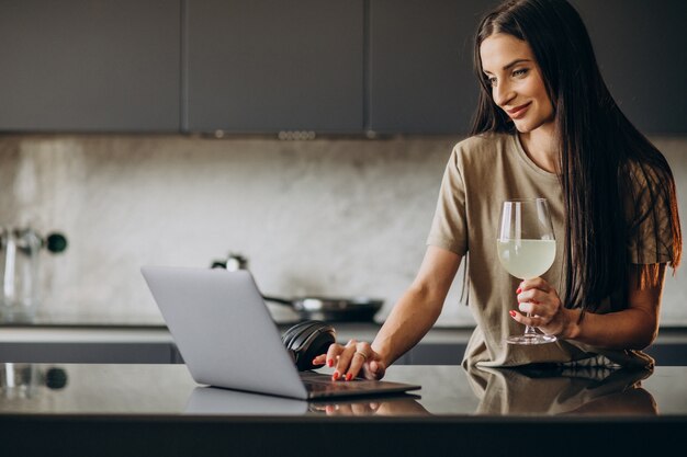 Giovane donna che lavora al computer portatile da casa