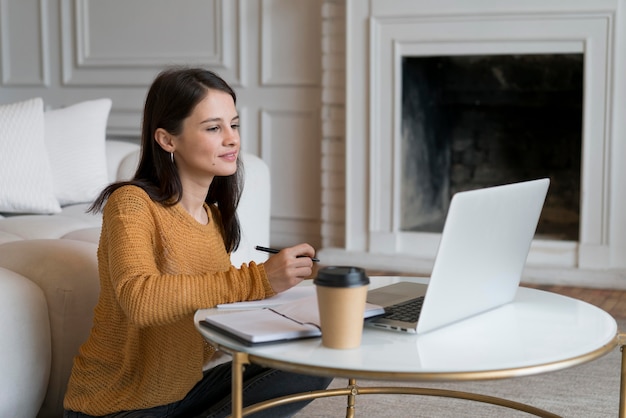 Giovane donna che lavora al suo laptop