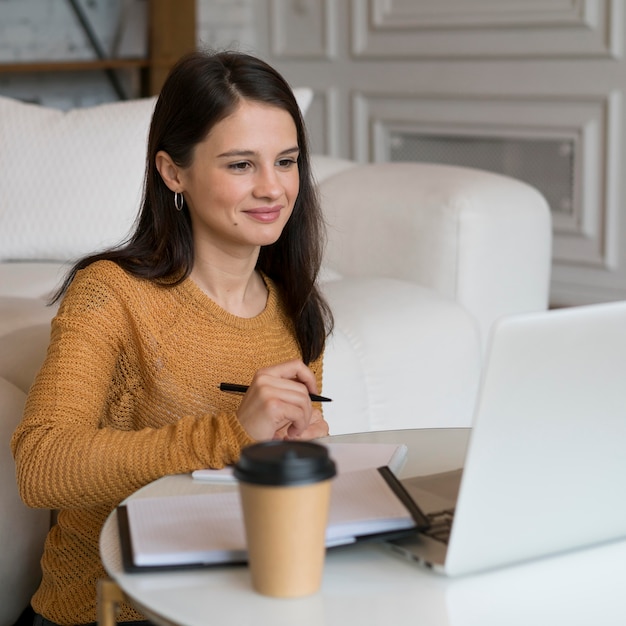 Giovane donna che lavora al suo laptop