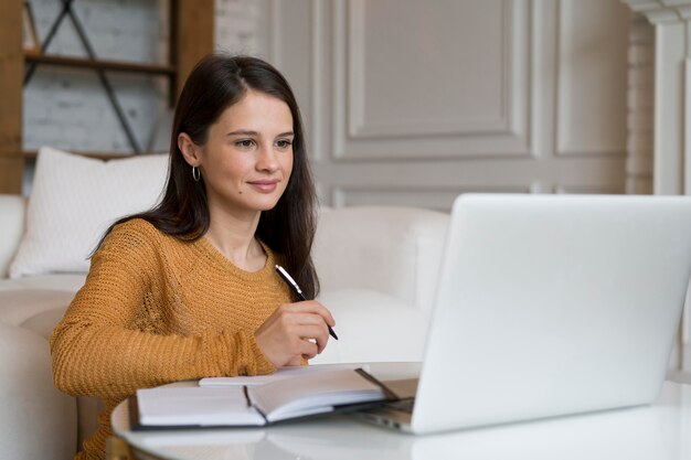 Giovane donna che lavora al suo laptop