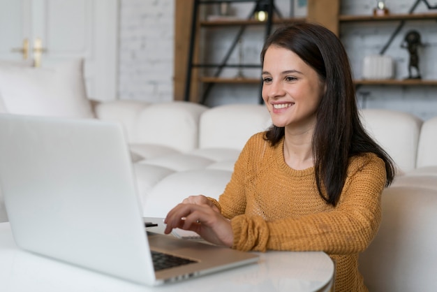 Giovane donna che lavora al suo laptop