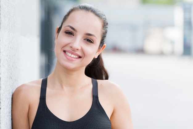 Giovane donna che lavora in strada