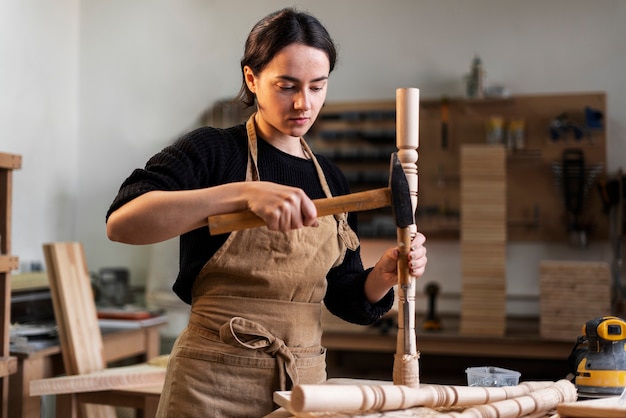 Giovane donna che lavora in un laboratorio di incisione su legno