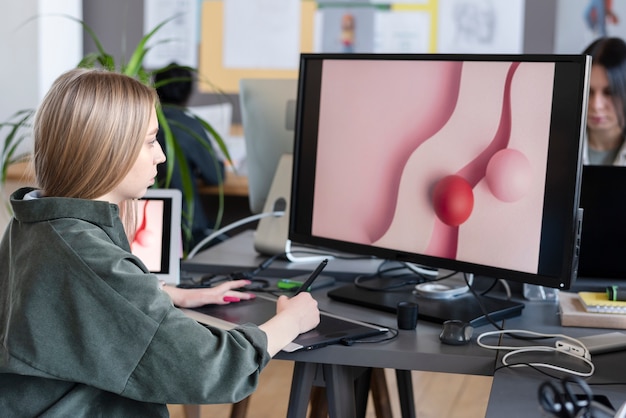 Giovane donna che lavora in uno studio di animazione