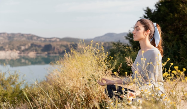 Giovane donna che medita nella natura