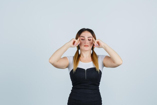 Giovane donna che mette gli indici sulle tempie