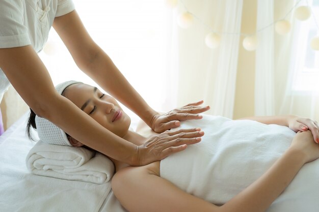 Giovane donna che ottiene massaggio al corpo in spa.