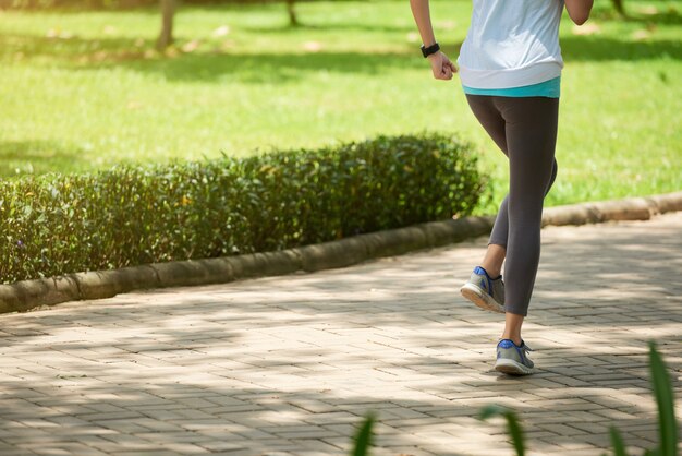 Giovane donna che pareggia nel parco