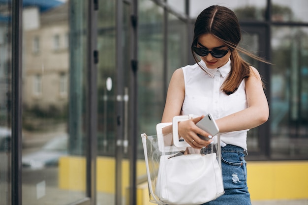 Giovane donna che parla al telefono nel centro della città