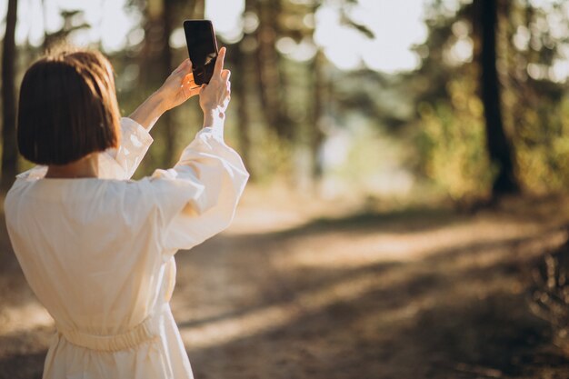 Giovane donna che parla al telefono nel parco