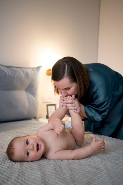 Giovane donna che passa del tempo con il suo bambino