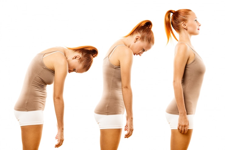 Foto gratuito giovane donna che pratica il rotolo della spina di yoga
