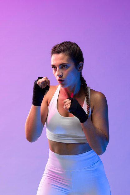 Giovane donna che pratica kickboxing