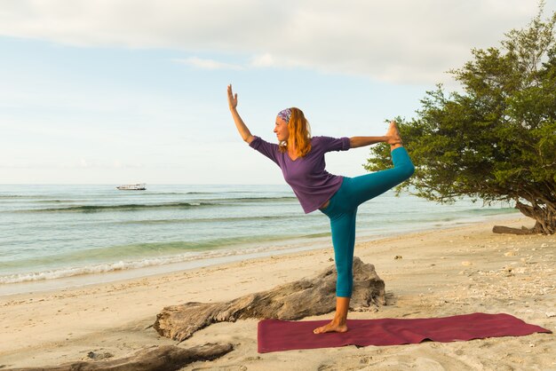 Giovane donna che pratica yoga