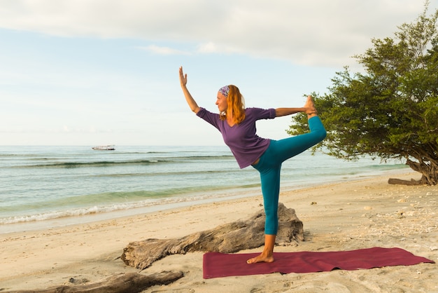 Giovane donna che pratica yoga