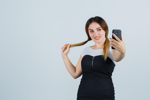 Giovane donna che prende selfie