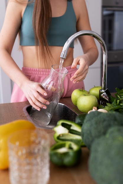 Giovane donna che prepara la sua dieta nutrizionale