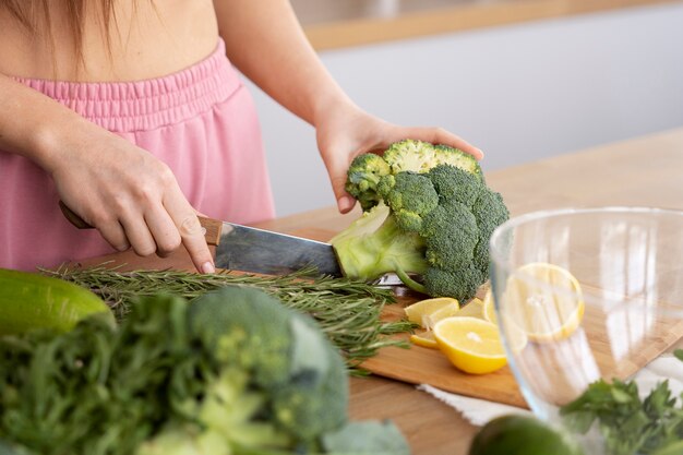 Giovane donna che prepara la sua dieta nutrizionale