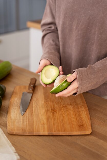 Giovane donna che prepara la sua dieta nutrizionale