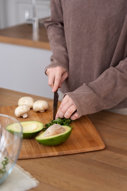 Giovane donna che prepara la sua dieta nutrizionale