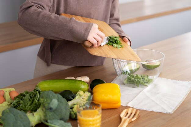 Giovane donna che prepara la sua dieta nutrizionale