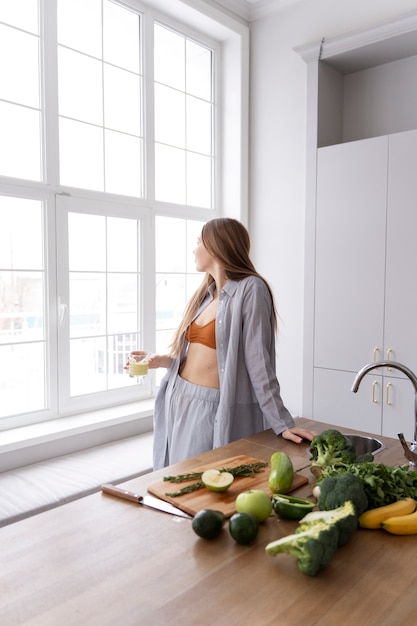 Giovane donna che prepara la sua dieta nutrizionale