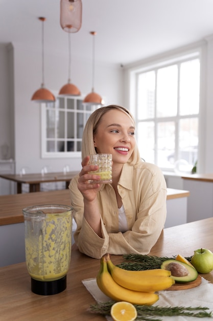 Giovane donna che prepara la sua dieta nutrizionale