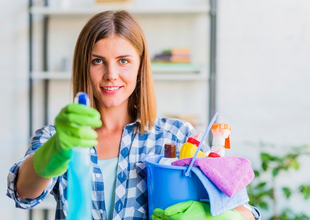 Giovane donna che pulisce la casa