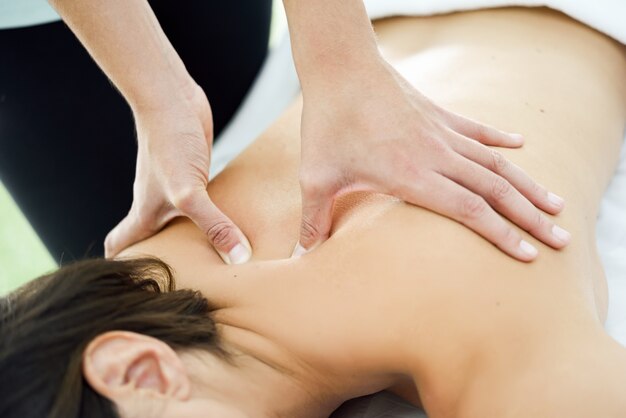 Giovane donna che riceve un massaggio alla schiena in un centro benessere.
