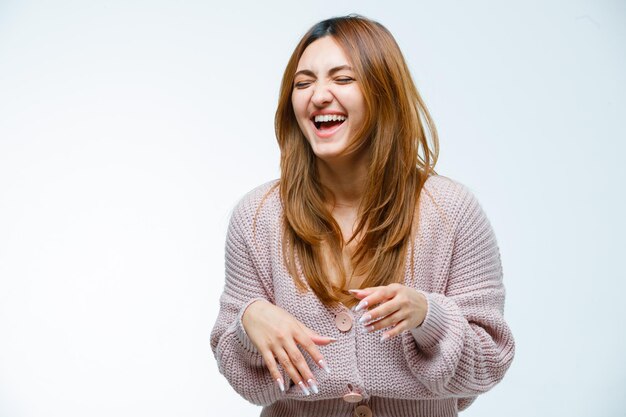 Giovane donna che ride e sembra allegra