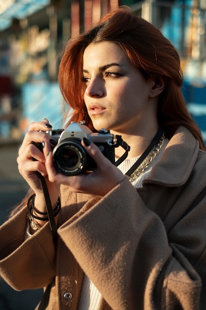 Giovane donna che scatta foto