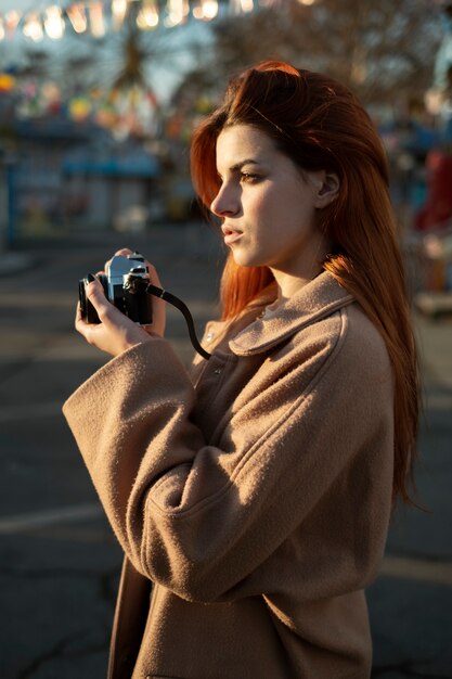 Giovane donna che scatta foto