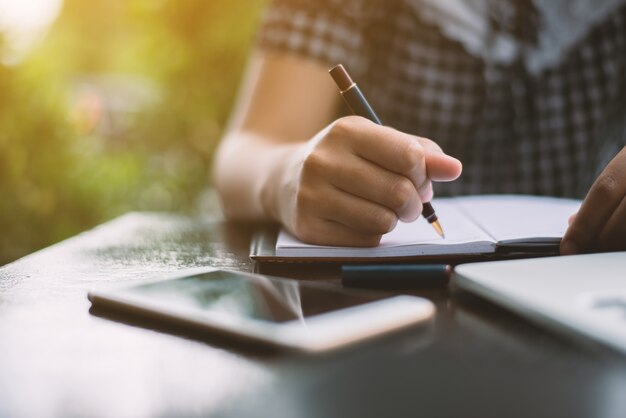 Giovane donna che scrive su un notebook