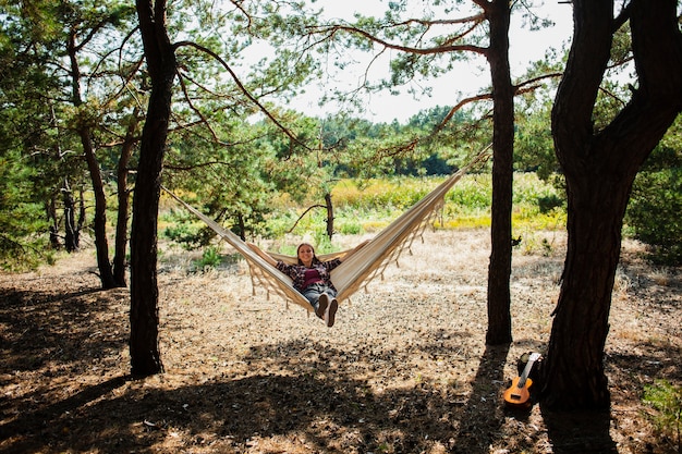 Giovane donna che si distende in hammock