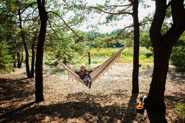 Giovane donna che si distende in hammock