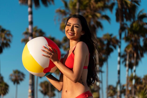 Giovane donna che si diverte in spiaggia