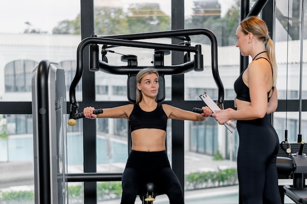 Giovane donna che si esercita al tiro lungo della palestra