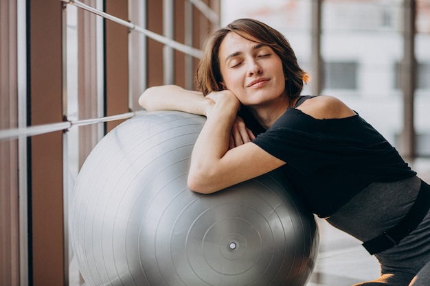 Giovane donna che si esercita in palestra