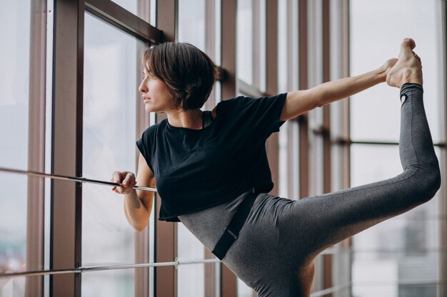 Giovane donna che si esercita in palestra