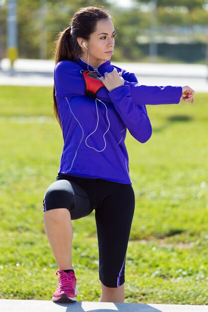 Giovane donna che si estende e si prepara per correre