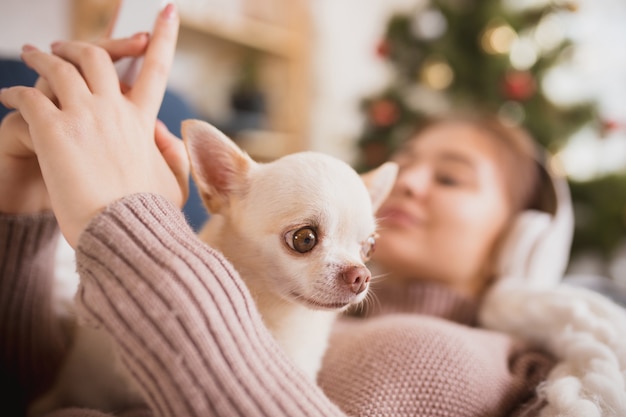 Giovane donna che si gode la vita domestica. Comfort domestico, inverno e vacanze