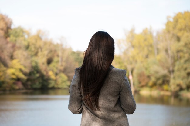 Giovane donna che si gode la vita offline