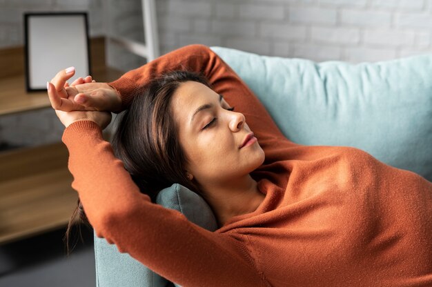 Giovane donna che si gode la vita offline