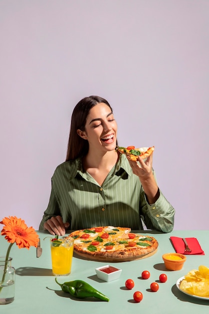 Giovane donna che si gode una deliziosa pizza