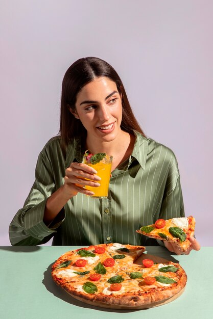 Giovane donna che si gode una deliziosa pizza