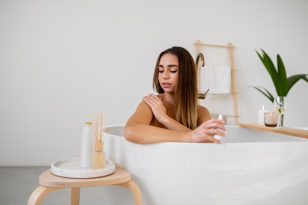 Giovane donna che si prepara per l'ora del bagno