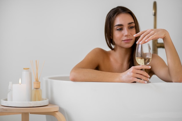 Giovane donna che si prepara per l'ora del bagno