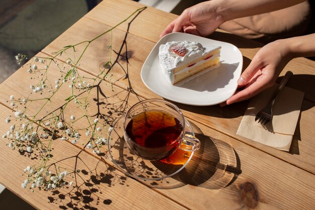 Giovane donna che sistema la sua pasticceria